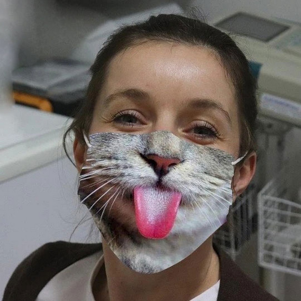 маска на лицето коте с език
