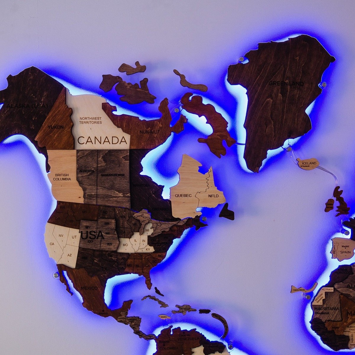 дървена карта на света с подсветка на стена