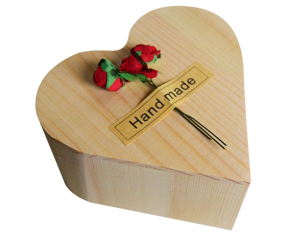 роза в кутия от дърво във формата на сърце