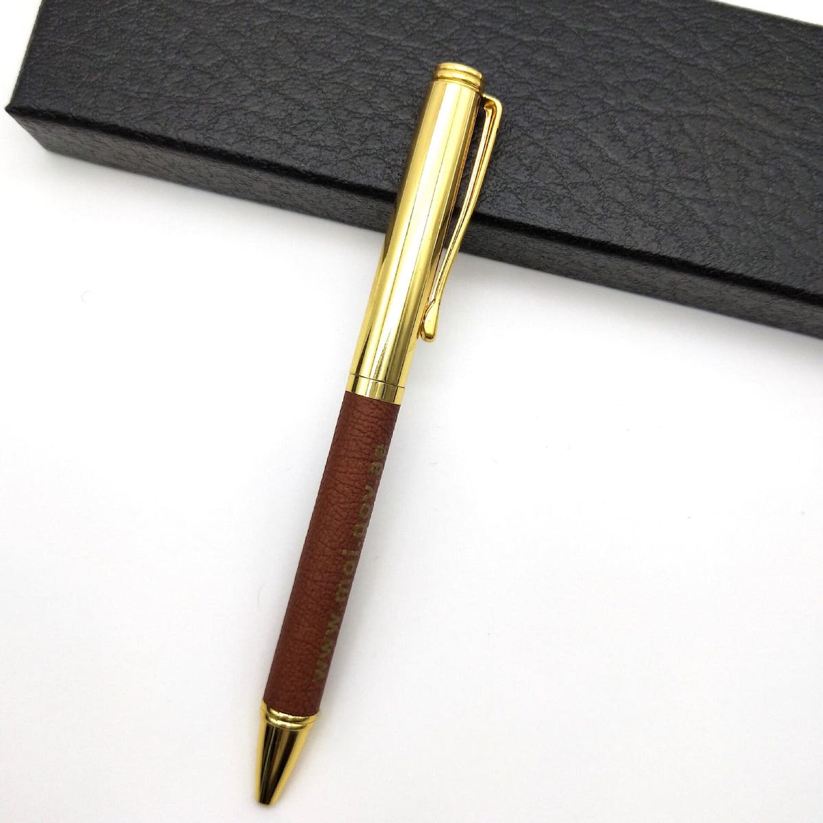 луксозна подаръчна химикалка с кожена повърхност