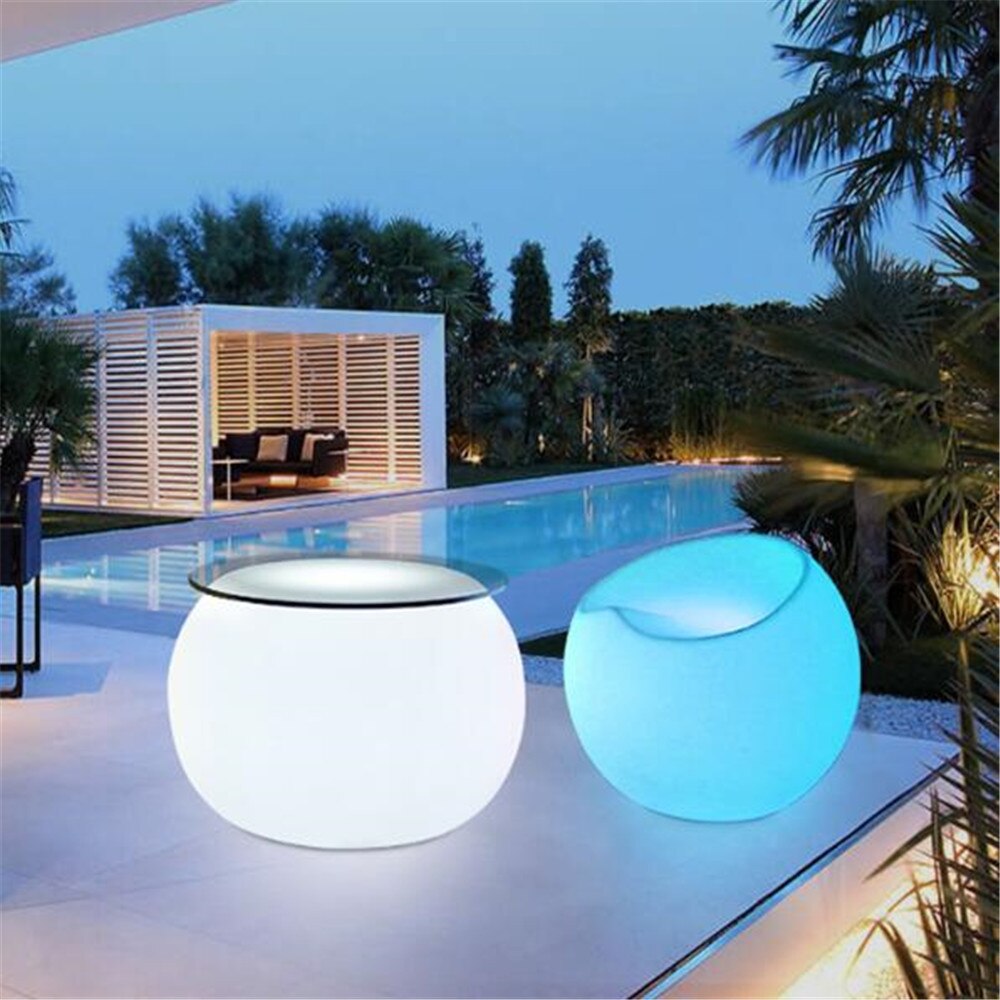 LED маса на терасата или градината