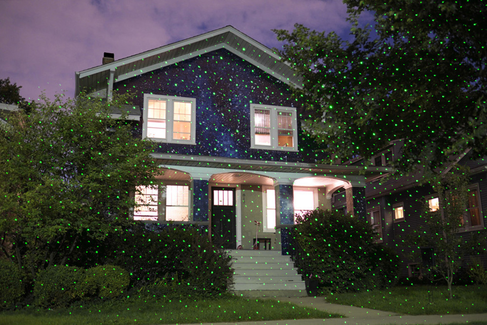 LED декоративен лазерен проектор оцвети фасадата на къщата в зелено червено