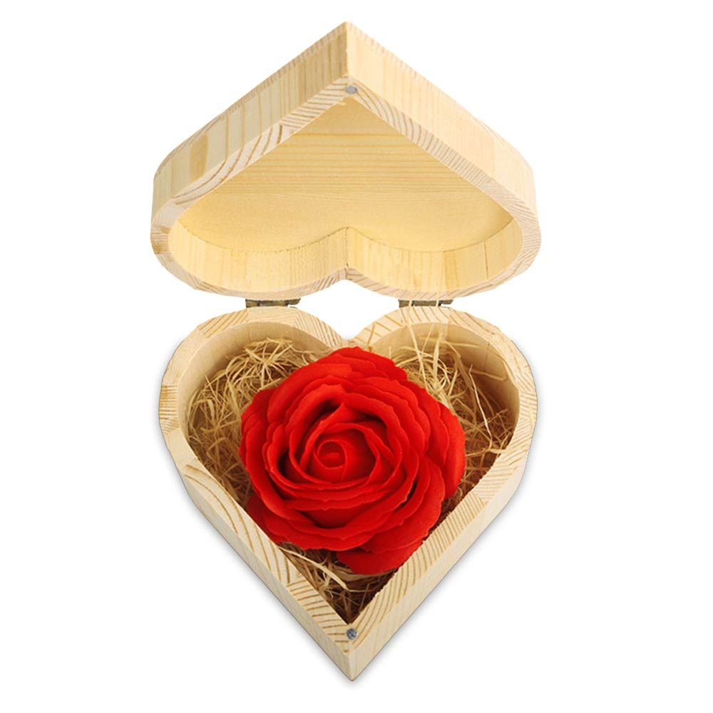 Сапунени рози в дървена кутия във формата на сърце