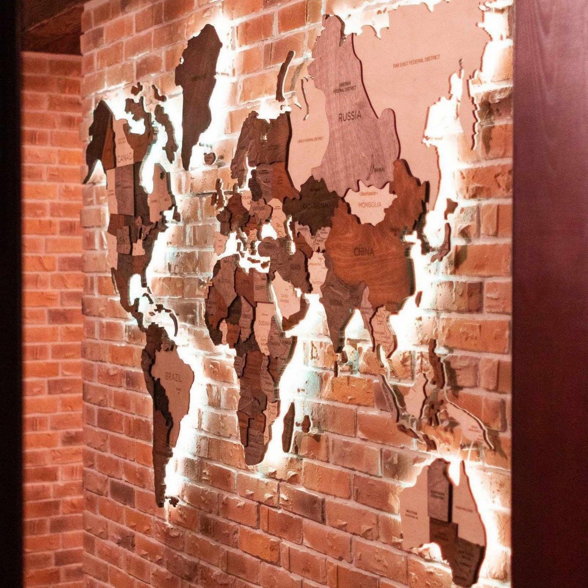 Дървена карта на света - led осветление