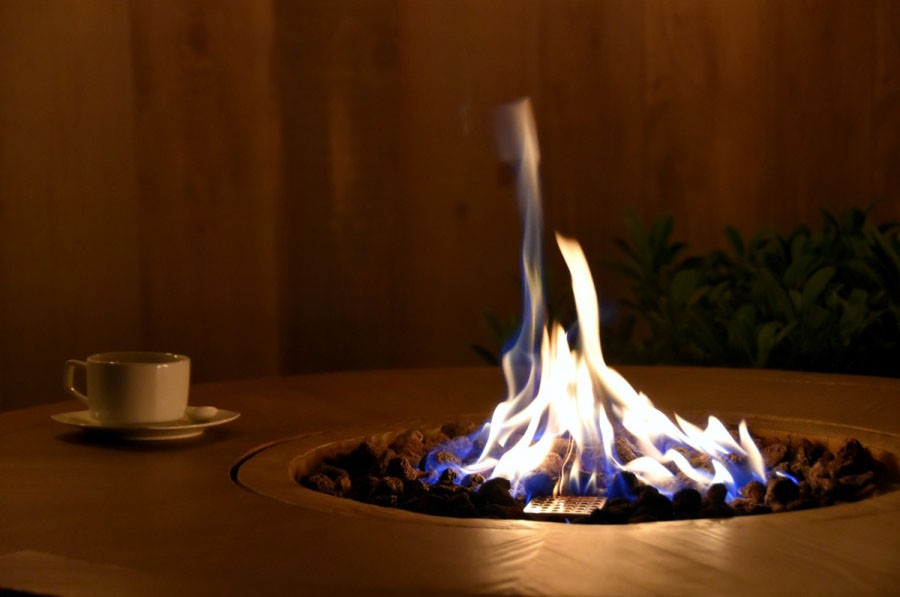 Бар маса с газова камина - дизайн на дървена бъчва