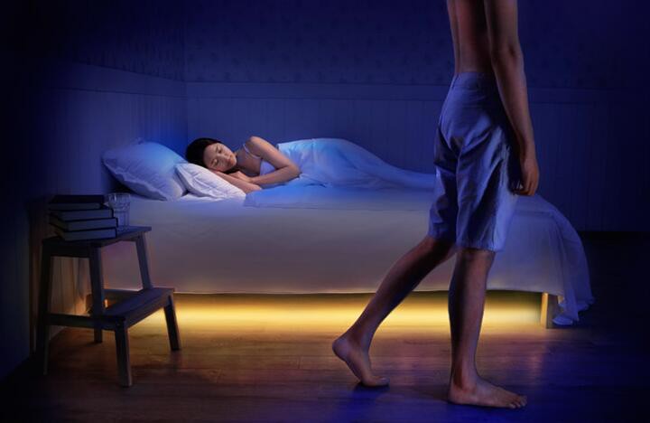 светодиодна светлинна лента под леглото със сензор за движение