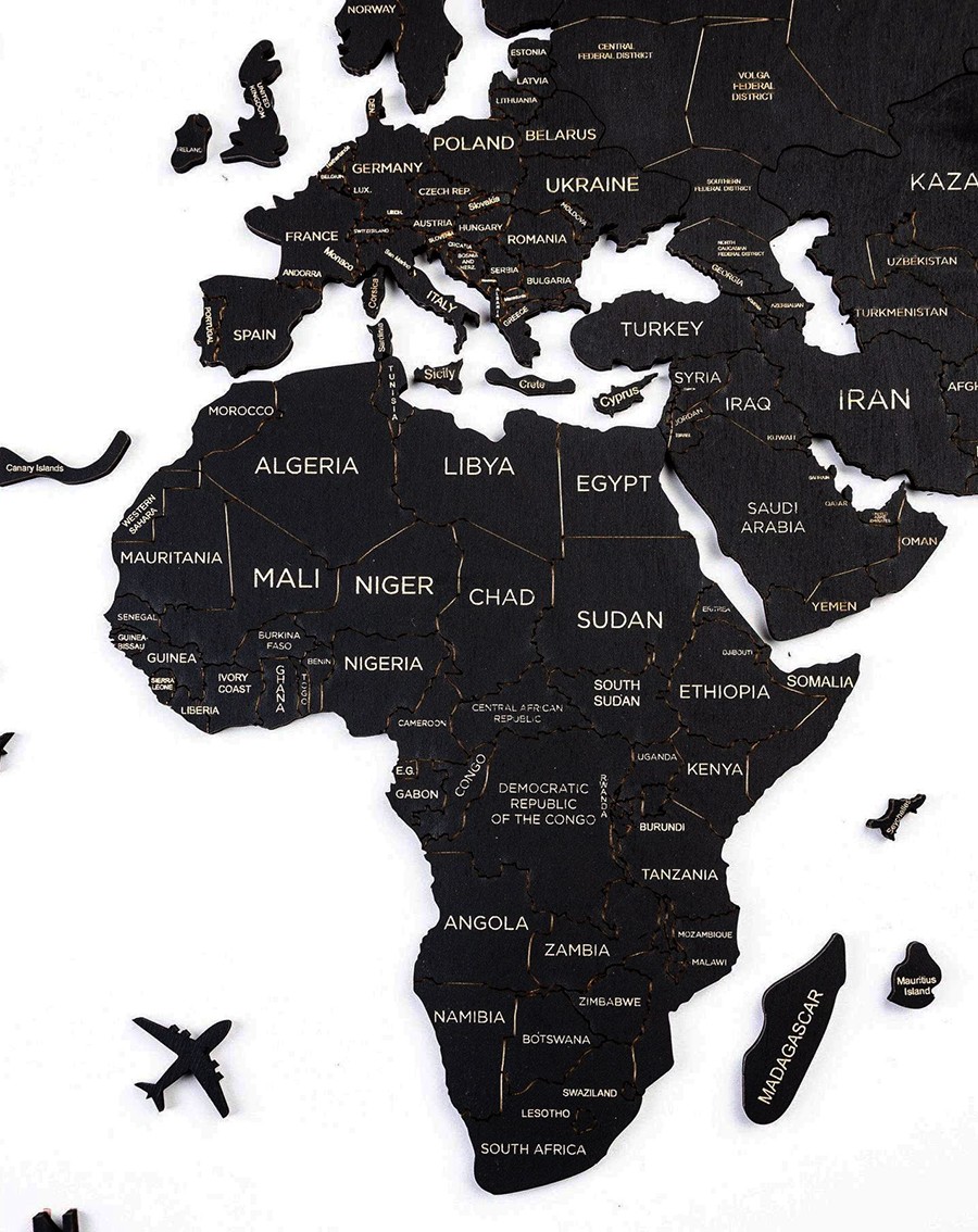 дървена карта на континентите на стената черен цвят