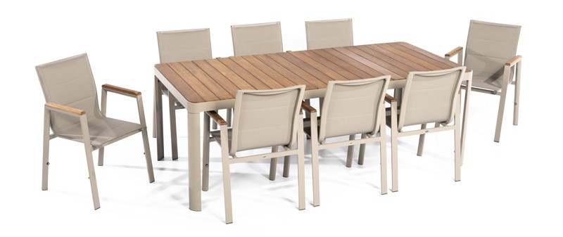 Голяма градинска маса за хранене със столове в луксозен дизайн.