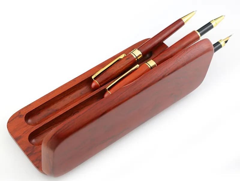подаръчен комплект дървени химикалки