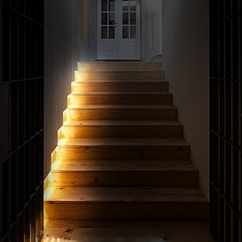 ориентираща светлина върху стълба доведе лента