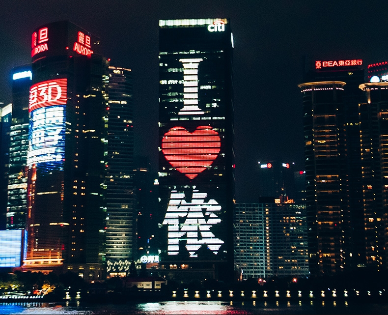 проекция на лого върху небостъргачи, сгради, стени, земя