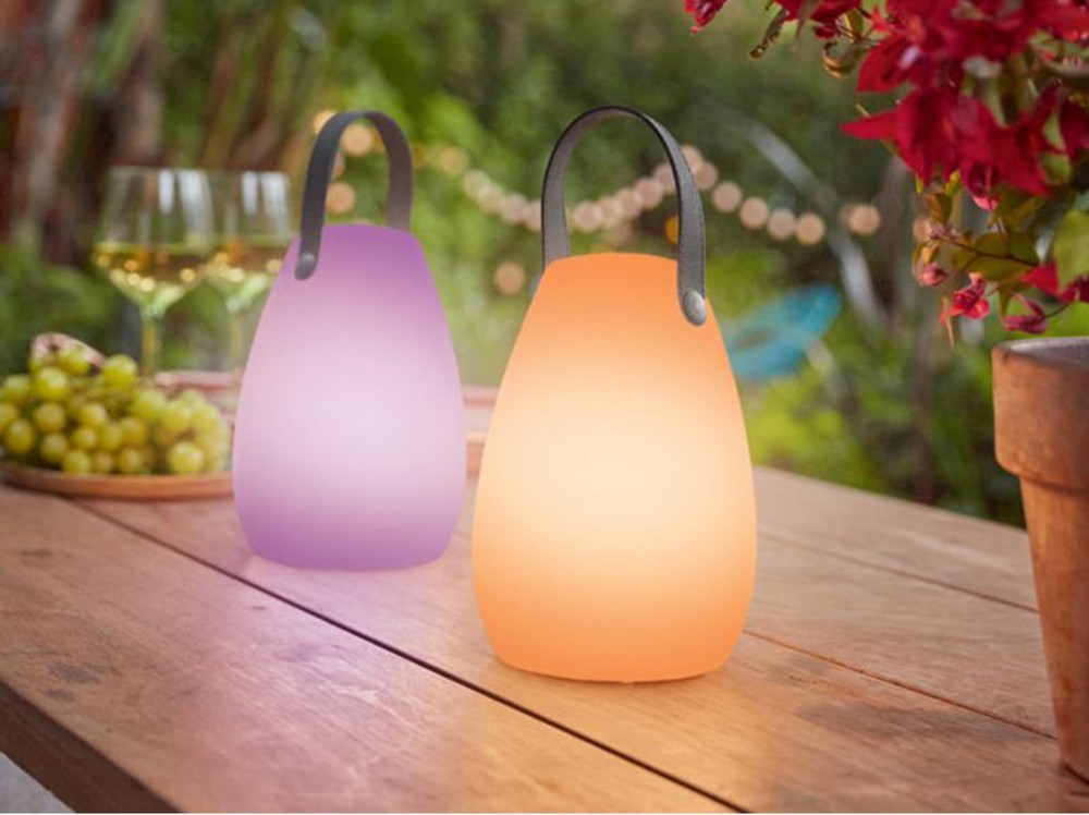 цветна лампа за маса в градината